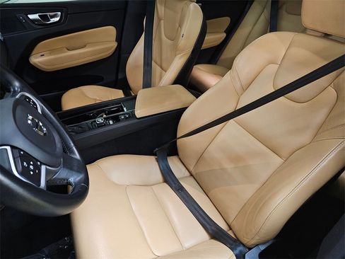 Used 2020 Volvo XC60 T5 Momentum image 22