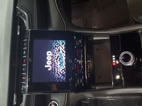 Used 2024 Jeep Grand Cherokee Altitude AWD/4WD image 18