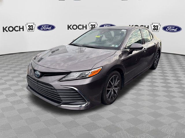 Used 2022 Toyota Camry XLE w/ Navigation Upgrade Package FWD image 3