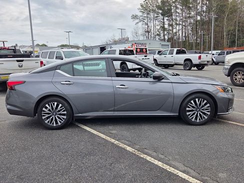 Used 2025 Nissan Altima 2.5 SV image 13