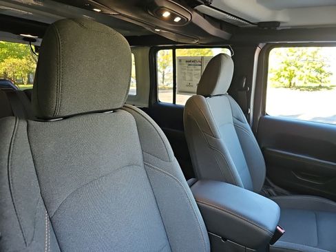 Used 2025 Jeep Wrangler Unlimited Sahara AWD/4WD image 11
