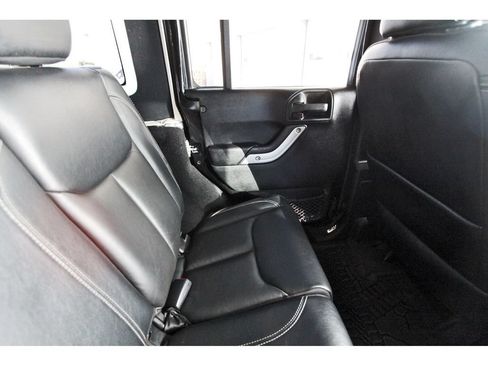 Used 2017 Jeep Wrangler Unlimited Rubicon w/ Connectivity Group AWD/4WD image 12