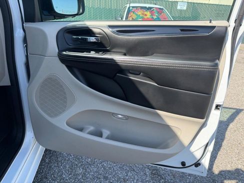 Used 2018 Dodge Grand Caravan SXT image 19