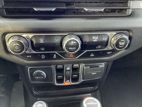 Used 2025 Jeep Gladiator Sport image 18