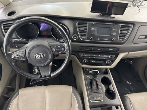 Used 2017 Kia Sedona LX w/ LX Essentials Premium Package FWD image 24