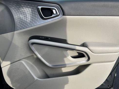 Used 2025 Kia Soul LX image 25