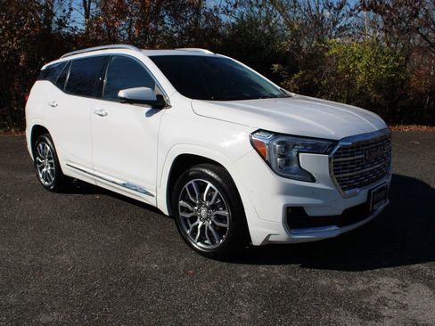 Used 2022 GMC Terrain Denali w/ Denali Premium Package image 2