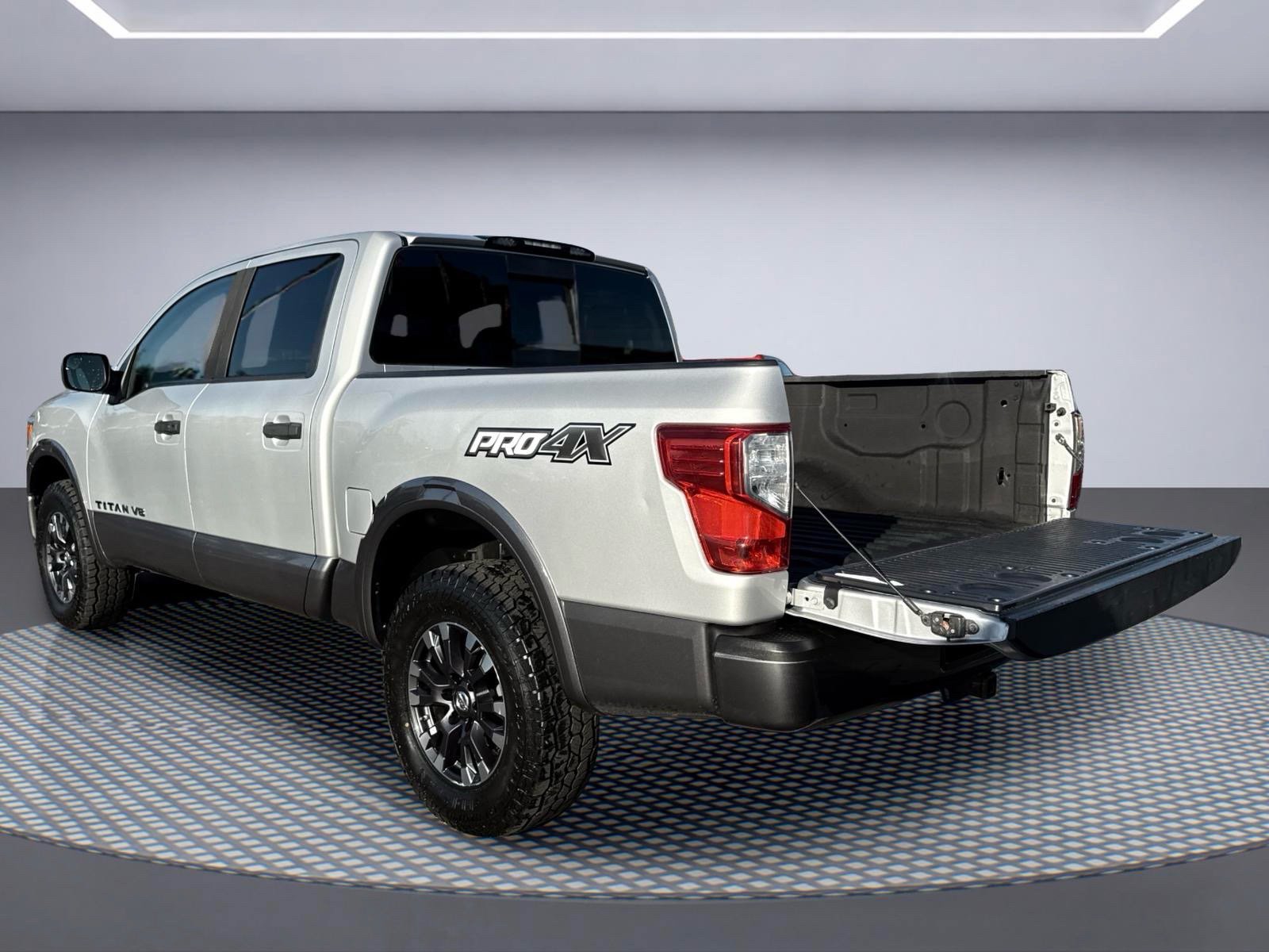 Used 2018 Nissan Titan PRO-4X AWD/4WD image 10