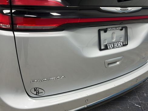 Used 2024 Chrysler Pacifica Touring-L FWD image 38
