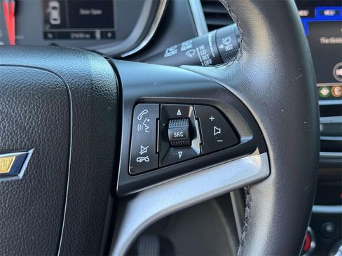 Used 2021 Chevrolet Trax LT w/ LT Convenience Package image 11