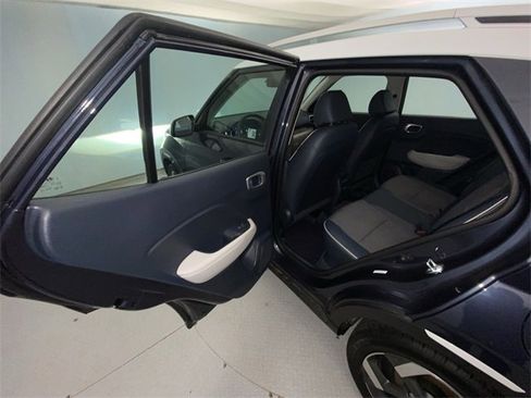 Used 2025 Hyundai Venue Limited image 22