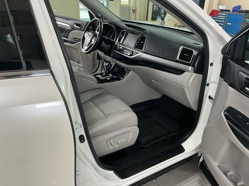 Used 2017 Toyota Highlander XLE AWD/4WD image 17
