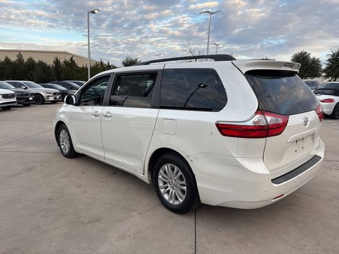 Used 2017 Toyota Sienna XLE image 7