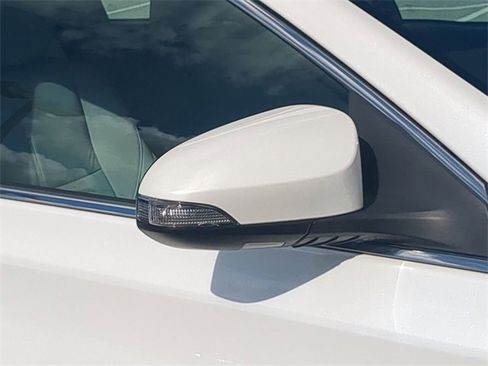 Used 2018 Toyota Avalon Limited image 12