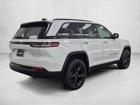 Certified 2025 Jeep Grand Cherokee Altitude AWD/4WD image 5
