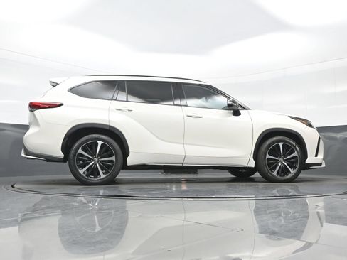 Used 2021 Toyota Highlander XSE AWD/4WD image 34
