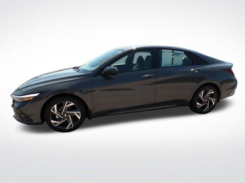 Used 2025 Hyundai Elantra Sport FWD image 3