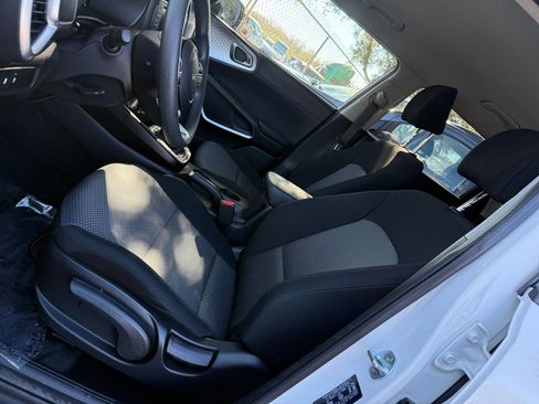 Used 2025 Kia Soul LX w/ LX Technology Package image 21
