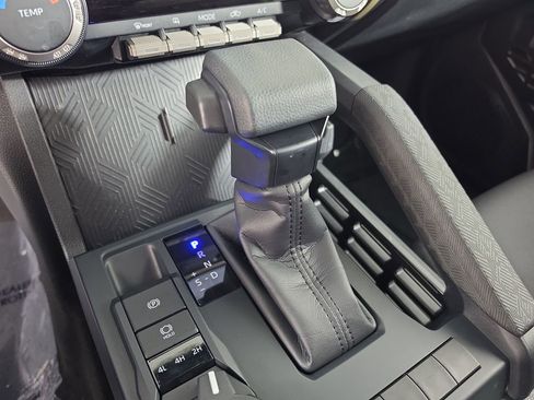 Certified 2025 Toyota Tacoma SR5 AWD/4WD image 23