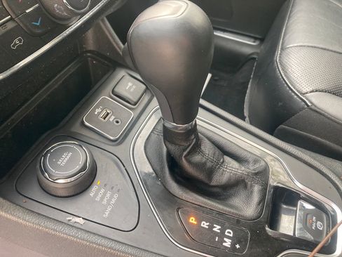 Used 2019 Jeep Cherokee Limited image 28