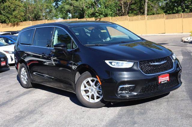 Used 2024 Chrysler Pacifica Touring-L FWD image 2
