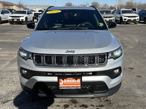 Used 2024 Jeep Compass Latitude image 9