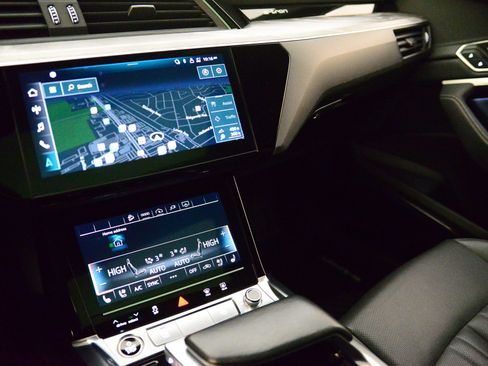 Used 2023 Audi e-tron Premium Plus w/ Premium Plus Package image 29