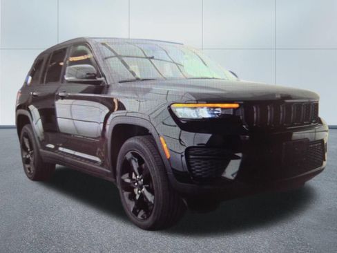 Used 2023 Jeep Grand Cherokee Altitude AWD/4WD image 2