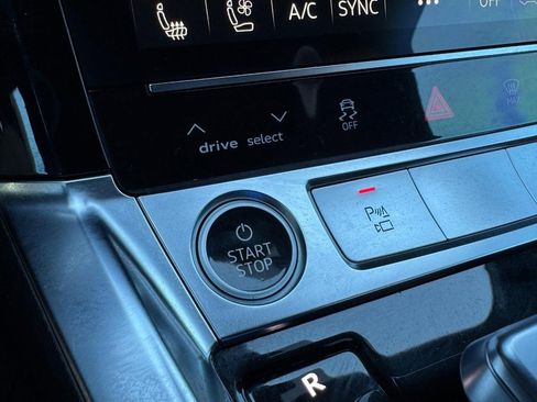 Used 2022 Audi e-tron Premium Plus w/ Premium Plus Package image 23