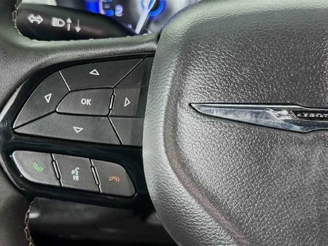 Used 2023 Chrysler Pacifica Touring FWD image 11