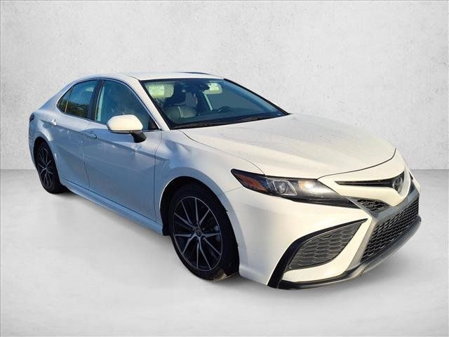Used 2018 Toyota Camry LE FWD image 3