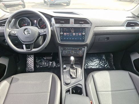 Used 2020 Volkswagen Tiguan SE w/ Panoramic Sunroof Package image 11