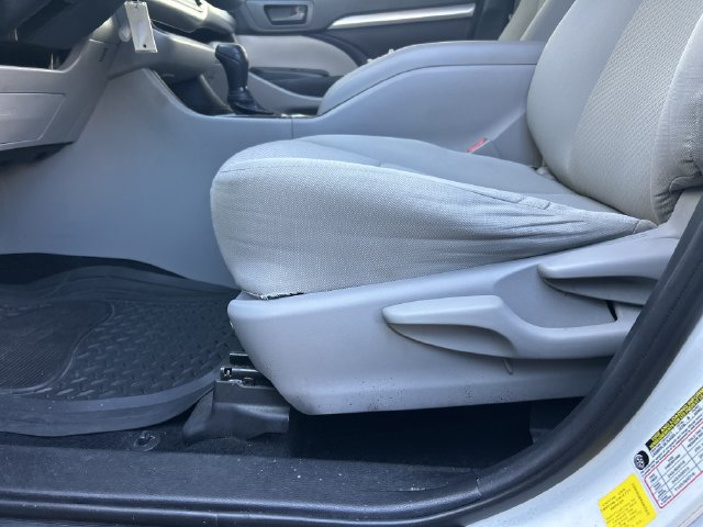 Used 2019 Toyota Highlander LE FWD image 12