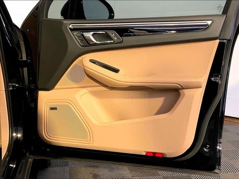 Certified 2023 Porsche Macan AWD/4WD image 26