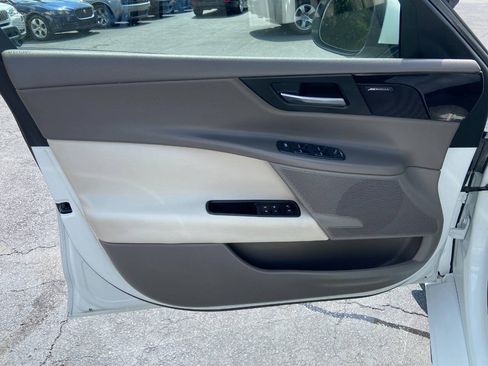 Used 2018 Jaguar XE Premium RWD image 22