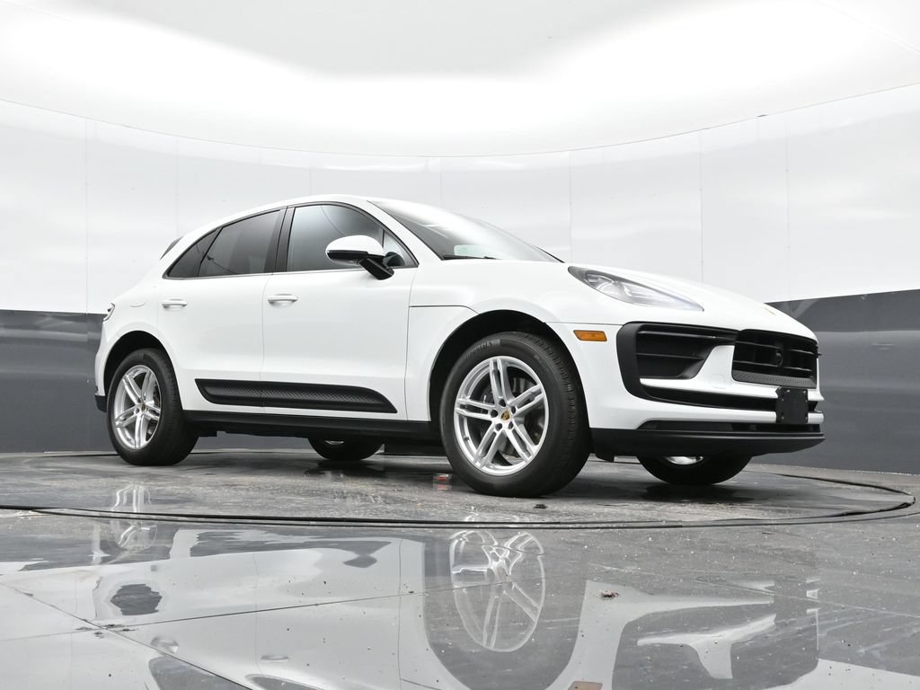 Certified 2025 Porsche Macan AWD/4WD image 40