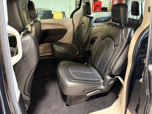 Certified 2023 Chrysler Pacifica Touring-L AWD/4WD image 22