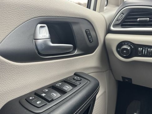 Used 2022 Chrysler Pacifica Touring-L image 26