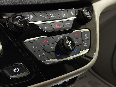 Used 2019 Chrysler Pacifica Touring-L Plus w/ Advanced Safetytec Group image 16