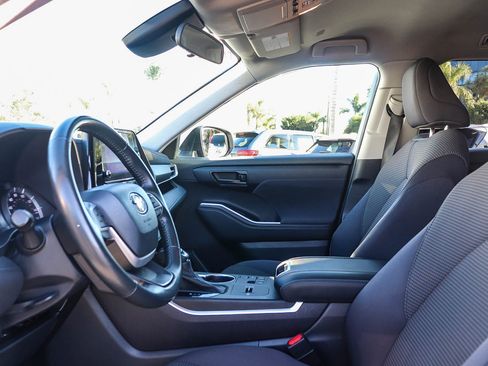 Used 2023 Toyota Highlander LE image 18