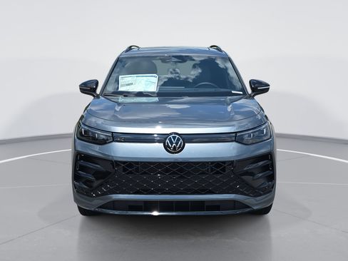 New 2025 Volkswagen Tiguan SE R-Line image 8