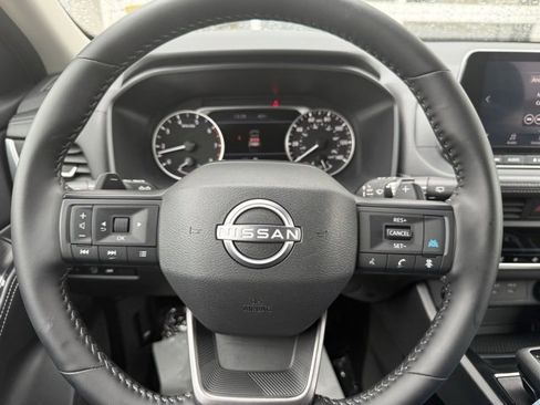 Certified 2025 Nissan Rogue SV image 17