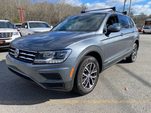 Used 2020 Volkswagen Tiguan SE w/ Panoramic Sunroof Package image 2