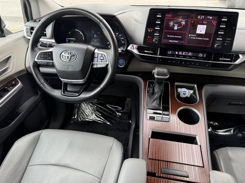 Used 2023 Toyota Sienna XLE image 27