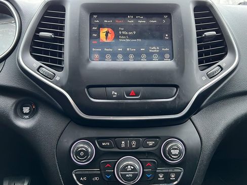 Used 2019 Jeep Cherokee Latitude Plus w/ Comfort/Convenience Group image 11