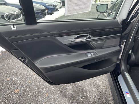 Certified 2022 BMW 750i xDrive w/ Luxury Rear Seating Package image 14