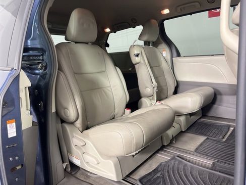 Used 2015 Toyota Sienna XLE image 30