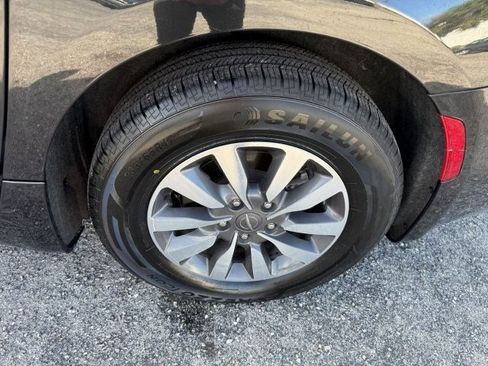 Used 2024 Chrysler Pacifica Limited image 10