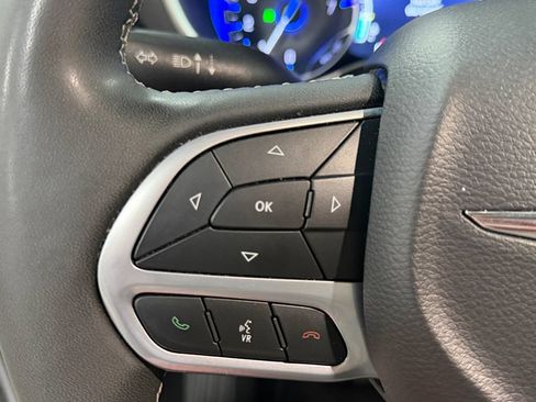 Used 2024 Chrysler Pacifica Touring-L FWD image 32