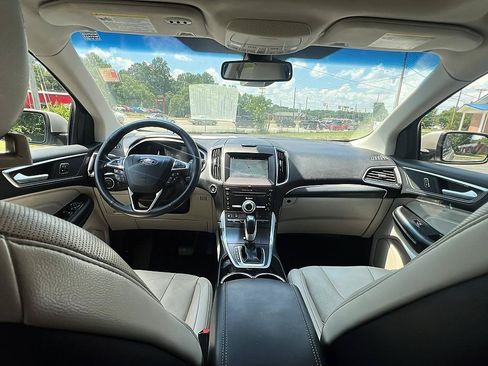 Used 2018 Ford Edge Titanium w/ Equipment Group 301A FWD image 10